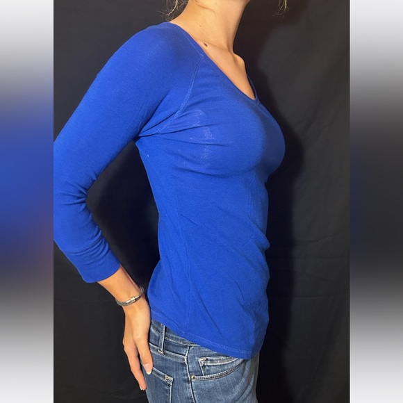 Cynthia Rowley top, blue v-neck shirt, three-quarter length sleeve size medium - Picture 3 of 16